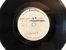 Мужчина нашел редкую пластинку за миллион рублей среди хлама отца