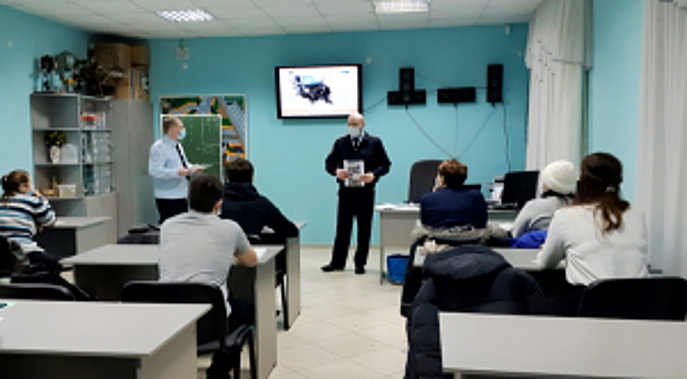 Полицейские в Самарской области проводят занятия с будущими автомобилистами