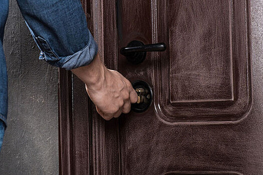 В Прикамье мужчина оставил другу ключи от квартиры и лишился всего имущества