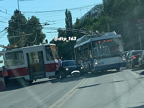 Авария иномарки и трамвая перекрыла движение в Самаре