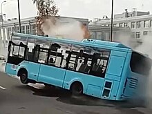 Автобус с пассажирами провалился в яму с кипятком в Санкт-Петербурге