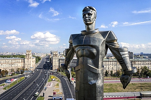 Памятник Юрию Гагарину в Москве на Ленинском проспекте изготовлен на Балашихинском литейно-механическом заводе