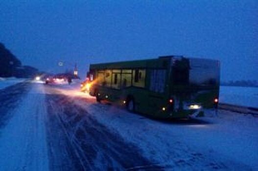 На трассе в Кемеровской области у автобуса лопнули два колеса