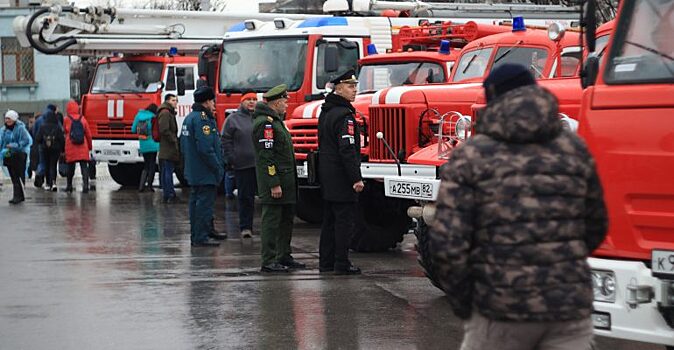 В День спасателя в Симферополе выставили пожарную технику: фоторепортаж