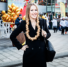 Ксения Собчак на дне рождения магазина «Весна» украсила себя бусами из баранок, а Анна Чиповская показала платье с оригинальным рисунком