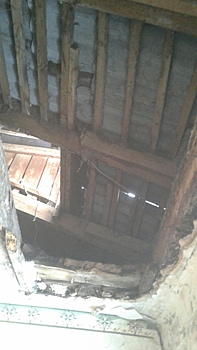 Потолок квартиры обрушился в одном из двухэтажных домов Ижевска