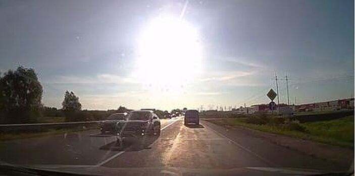 "Водитель, ты судак": На Окружной Nissan пошёл на обгон с нарушением ПДД