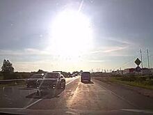 "Водитель, ты судак": На Окружной Nissan пошёл на обгон с нарушением ПДД