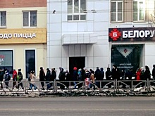 «Страсть к халяве неистребима»: в центре Екатеринбурга выросла гигантская очередь за дешёвой пиццей