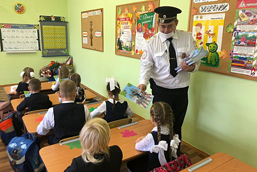 Сотрудники Госавтоинспекции Зеленограда поздравили Савёлкинских школьников с Днём знаний