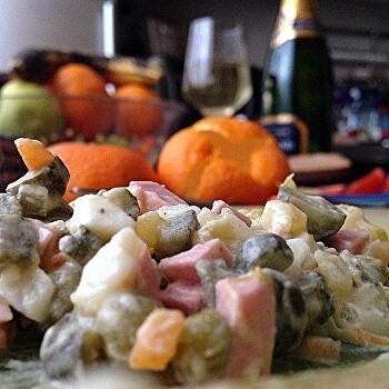 Кролик с грибами и рыбный холодец: Украинские нардепы и чиновники поделились праздничными рецептами