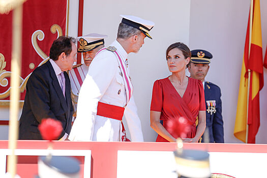 Ставка на красное: королева Летиция в роскошном платье Cherubina и фамильных украшениях с рубинами