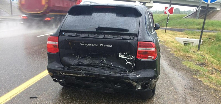 Автовладелец врезался в припаркованную иномарку на трассе под Краснодаром