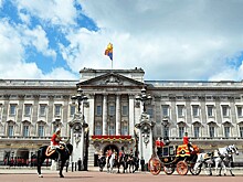 В Лондоне автомобиль врезался в ворота королевского дворца