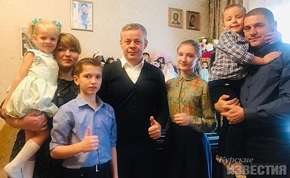 Мэр Курска встретился с семьёй Ивановых