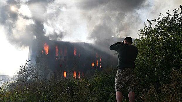 В Петербурге ликвидировали открытое горение в складском здании