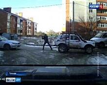 По "мягкому месту": в Таганроге водитель топором ответил на неприличный жест