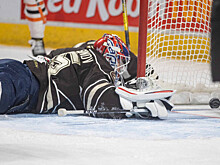 Голкипер Илья Самсонов пропустил 5 голов в первом матче в АХЛ