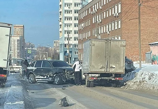 В Новосибирске водитель «Porsche» устроил массовое ДТП и скрылся с места аварии