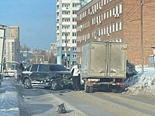 В Новосибирске водитель «Porsche» устроил массовое ДТП и скрылся с места аварии