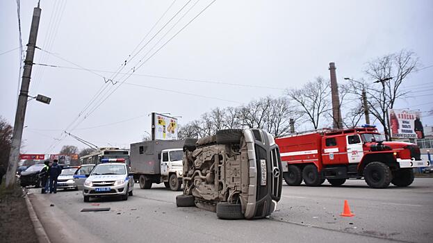 В Самаре молодой водитель Mercedes сбил на переходе девушку