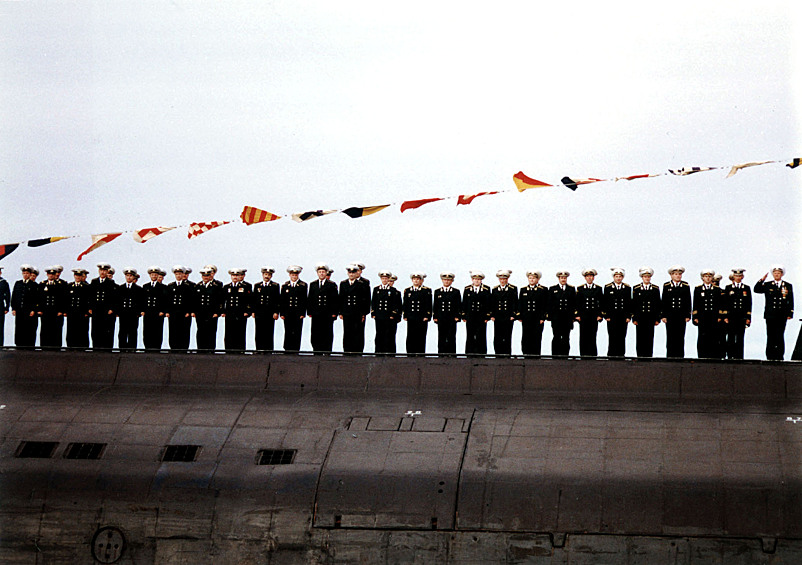 Экипаж атомной подводной лодки "Курск" перед своим последним погружением (1999 год)
