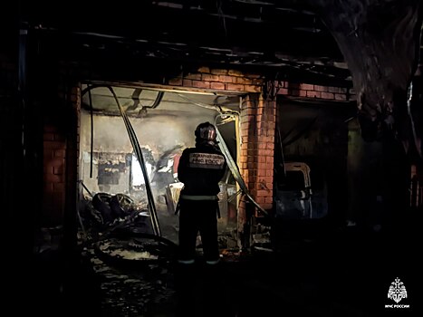 В Оренбурге в переулке Тупом горели дом и гараж