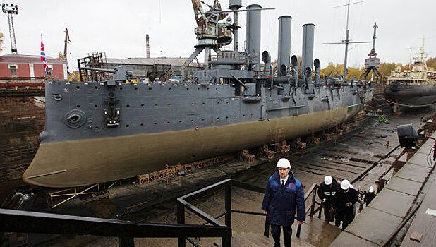 Крейсер "Аврора" вернулся в Петербург после ремонта