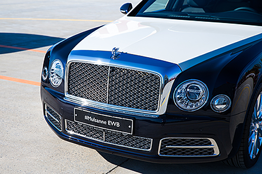Российская элита собралась на вертодроме посмотреть на «золотой» Bentley