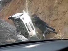 Еще снег не начался, а девушка уже улетела на перевале