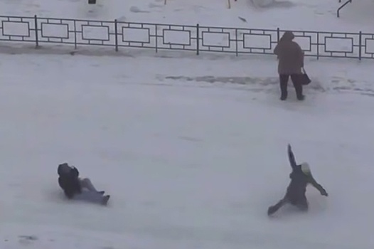 Ураганный ветер сбил с ног детей в Норильске