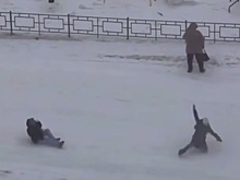 Ураганный ветер сбил с ног детей в Норильске