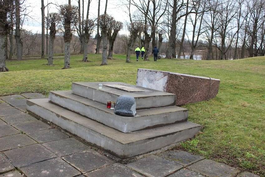 В Латвии разрушили памятник легионерам СС