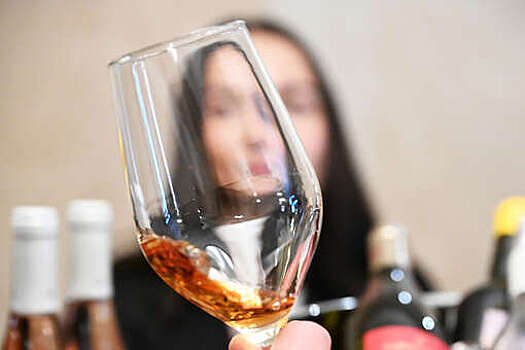 В России планируют запустить эксперимент с онлайн-продажей вина в 2026 году