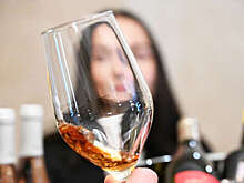 В России планируют запустить эксперимент с онлайн-продажей вина в 2026 году