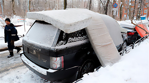 Эксперт рассказал, что делать при падении льда на автомобиль