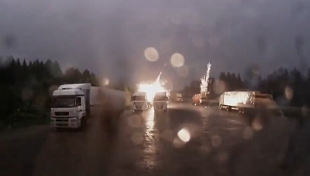 Молния угодила в фуры во время грозы на стоянке около трассы. Видео