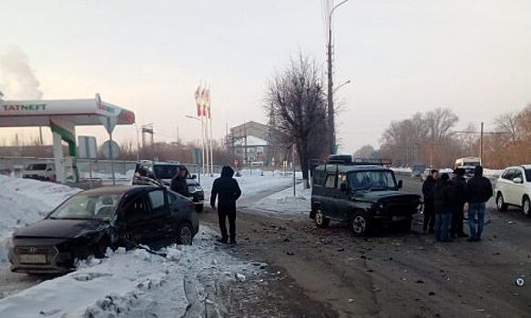 Три автомобиля столкнулись в Ульяновске. Видео момента ДТП