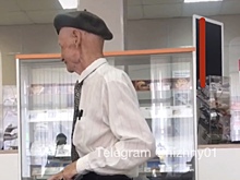 Пенсионер с магнитофоном развлекает нижегородцев в очередях на почте