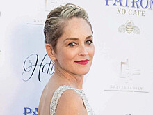 59-летняя Шэрон Стоун пришла на премьеру с подросшими сыновьями и в платье не по возрасту