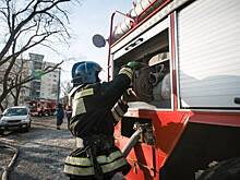 В Уссурийске пожарные потушили пылающий огнем балкон многоквартирного дома