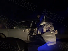 Легковушка превратилась в груду металла после ДТП в Кемерове