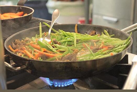 Рецепт легкого азиатского салата с шампиньонами появился в Сети
