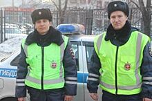 Челябинские полицейские спасли на дороге женщину с двумя детьми