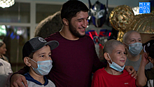 Абдулрашид Садулаев и другие дагестанские борцы навестили онкобольных детей