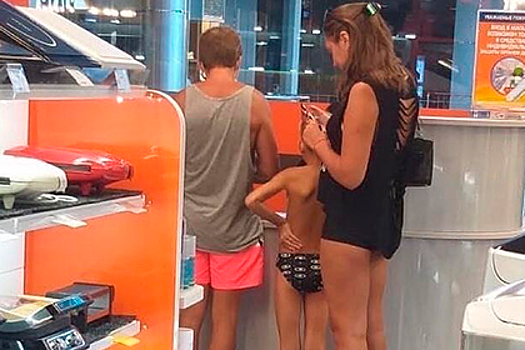 Семья туристов в купальниках в Сочи возмутила местных