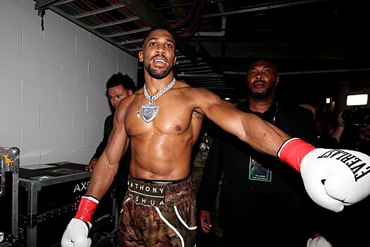 Часть поездки в Нигерии Джошуа провёл на месте, где в ДТП погиб его тренер — Daily Mail