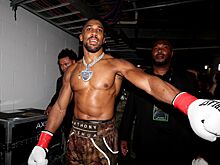 Часть поездки в Нигерии Джошуа провёл на месте, где в ДТП погиб его тренер — Daily Mail