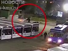 На Камчатке фейерверком подожгли автобус, а полиция его потушила