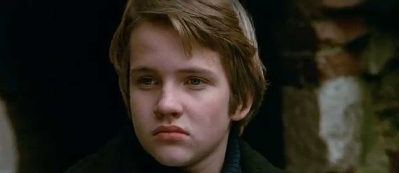 Дмитрий Егоров, сын актрисы Натальи Кустинской и дипломата Олега Волкова, приемный сын космонавта Бориса Егорова, стал звездой после роли в школьной драме "Чучело" (1983) Ролана Быкова. Окончил экономический факультет МГИМО, в кино больше не снимался. Личная жизнь сложилась неудачно, Егоров пристрастился к наркотикам. Обстоятельства смерти остаются до конца невыясненными. 